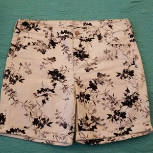 Print design black & white shorts